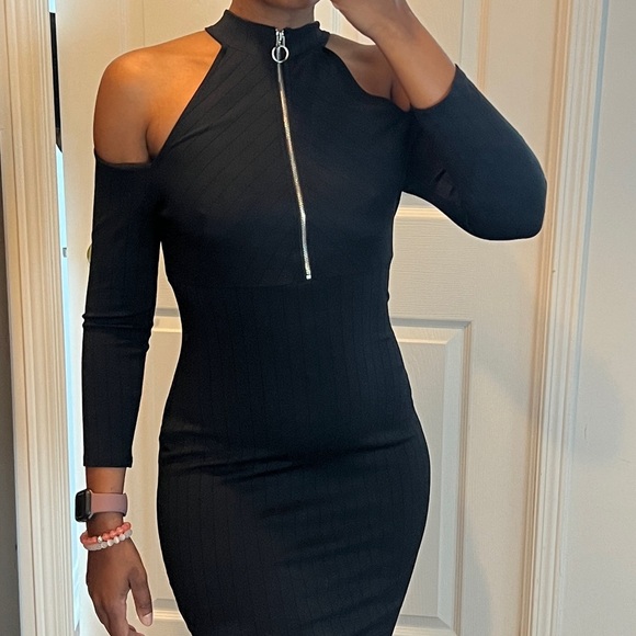 GUESS Black Bodycon Zipper Dress - Picture 3 of 11
